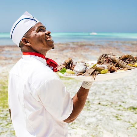 Hotel Nungwi Dreams By Mantis Esterno foto A chef at the beach