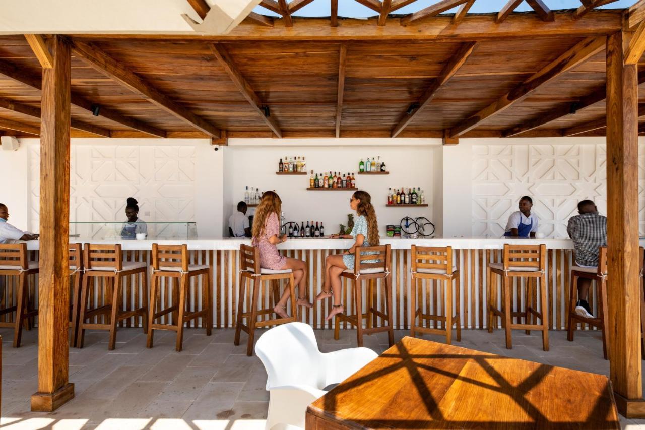 Hotel Nungwi Dreams By Mantis Esterno foto The bar at the rooftop pool