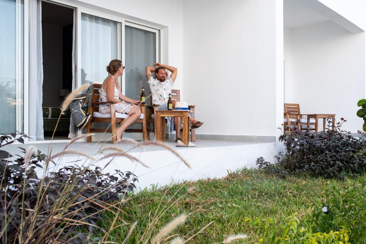 Hotel Nungwi Dreams By Mantis Esterno foto A couple on a balcony