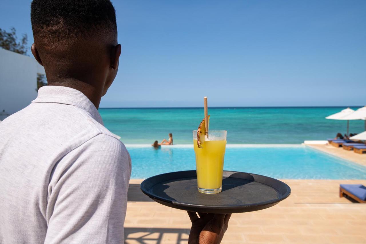 Hotel Nungwi Dreams By Mantis Esterno foto A waiter at the pool