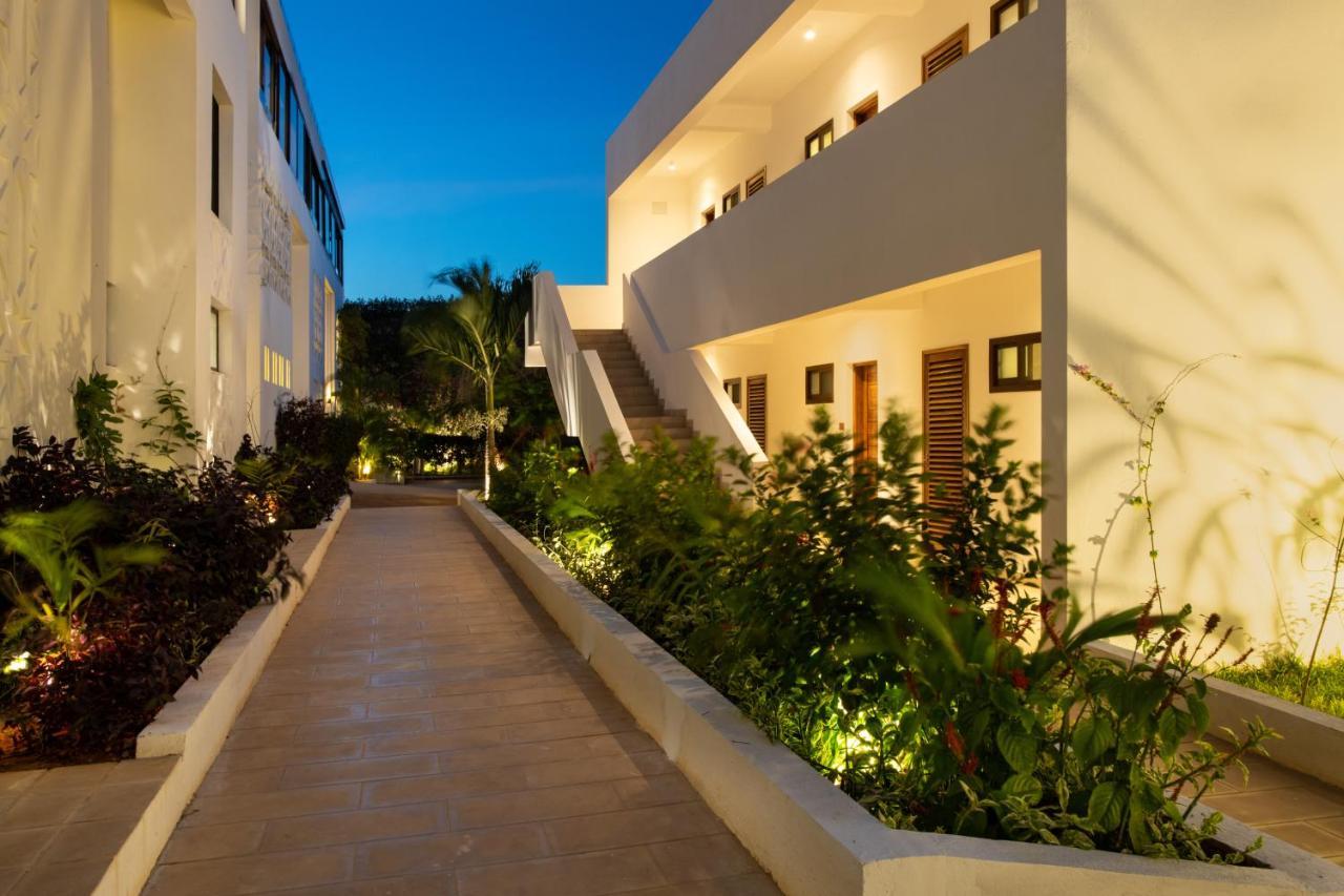 Hotel Nungwi Dreams By Mantis Esterno foto The hotel at night