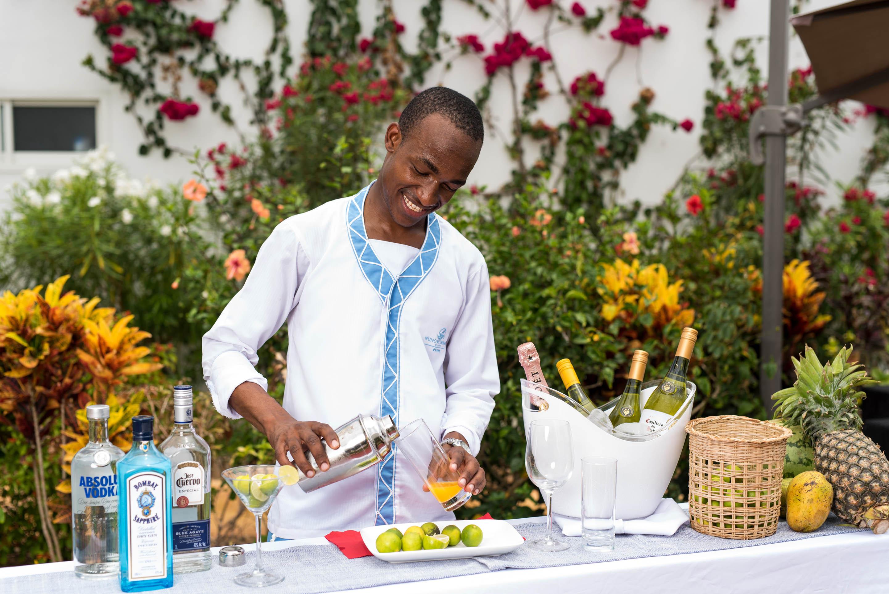 Hotel Nungwi Dreams By Mantis Esterno foto A bartender preparing a cocktail