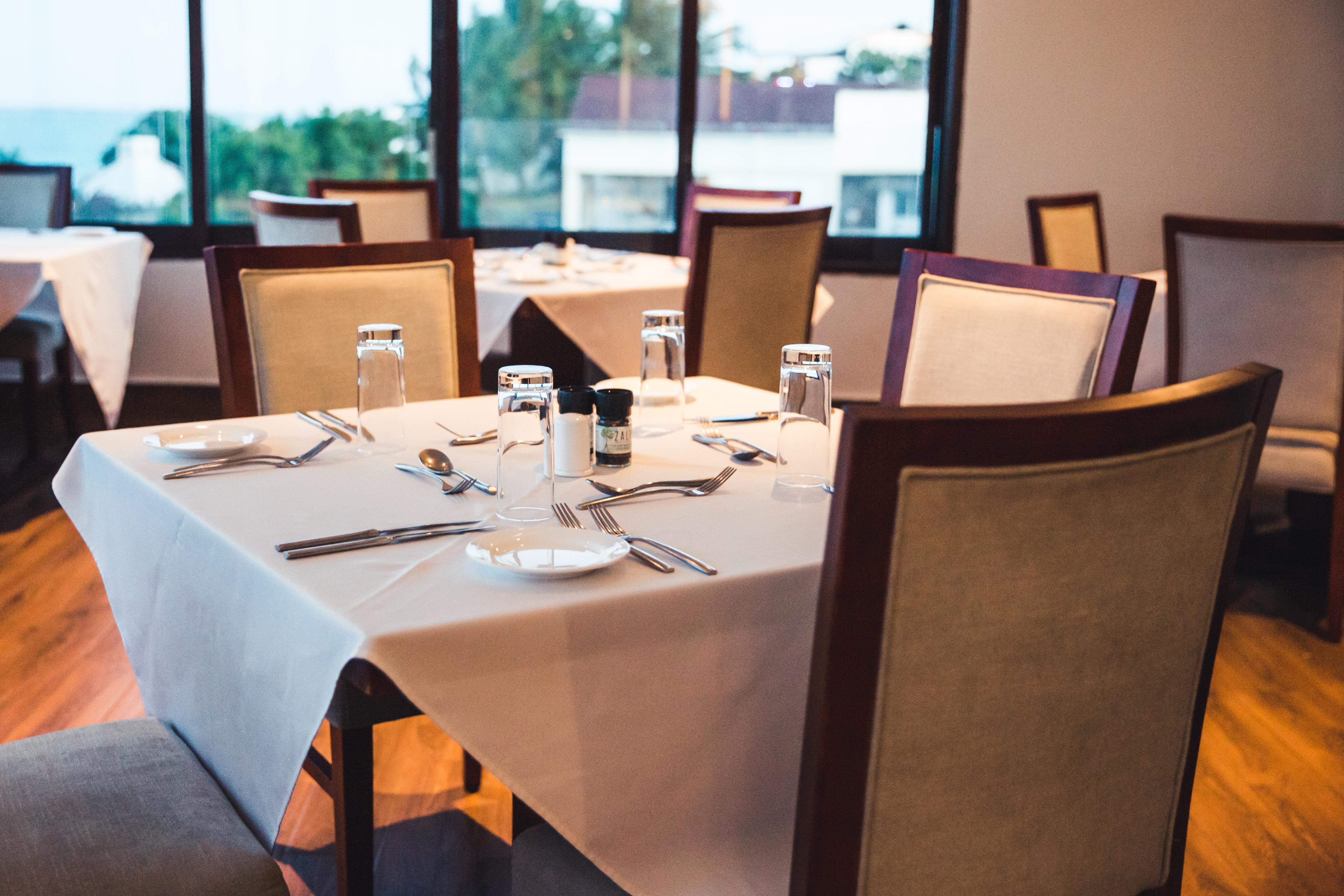 Hotel Nungwi Dreams By Mantis Esterno foto A restaurant table with a white tablecloth